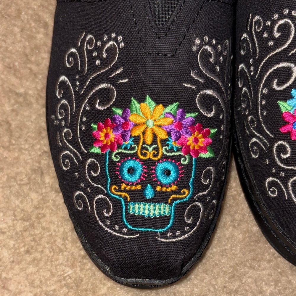 TOMS Black Embroidered Mismatch Sugar Skull Clavera flats Women’s 8 - Picture 5 of 6